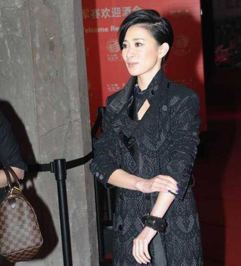 花瓣 佘诗曼穿衣上罕见翻车，穿“花瓣裙”过于夸张，连脖子都看不见了