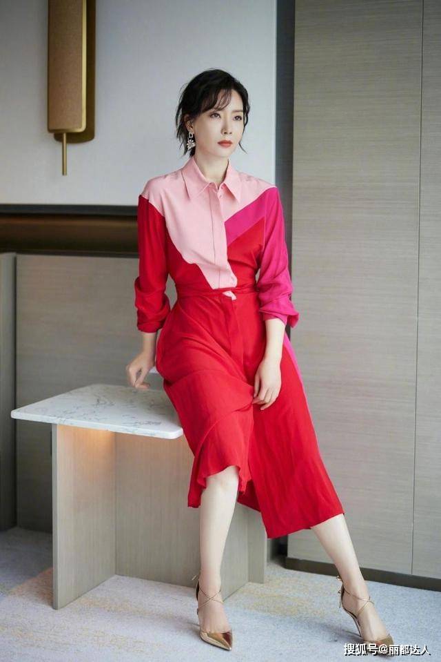 魅力 陈数的气质好难超越，粉色拼接长裙显成熟女人魅力，优雅又迷人