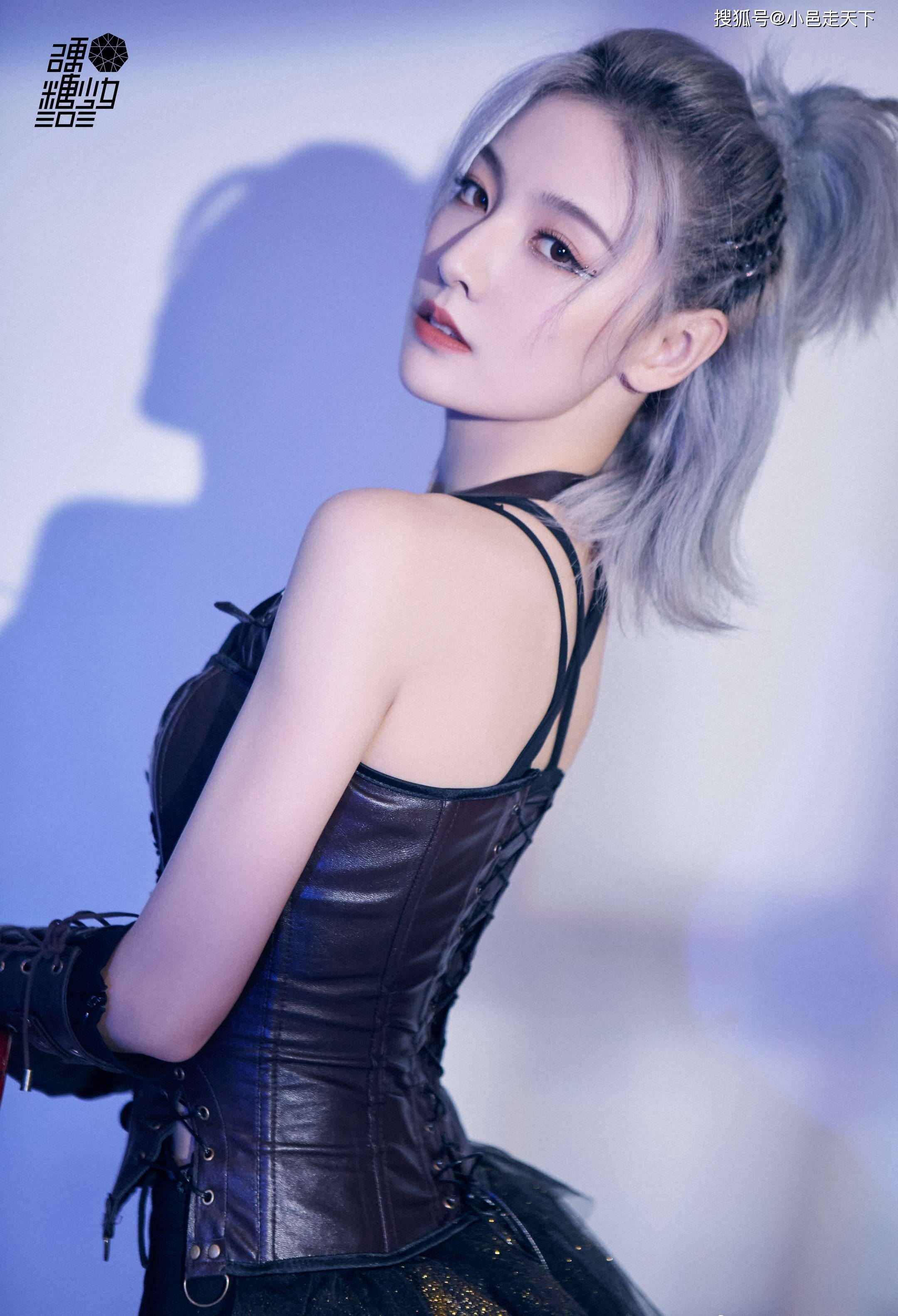 硬糖少女高马尾皮衣霸气写真