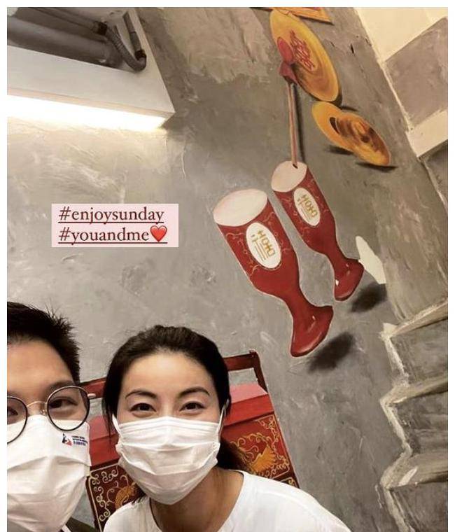 郭晶晶 郭晶晶晒合影为婆婆庆生，穿暗色衣裙低调陪伴，朱玲玲穿姜黄色纱