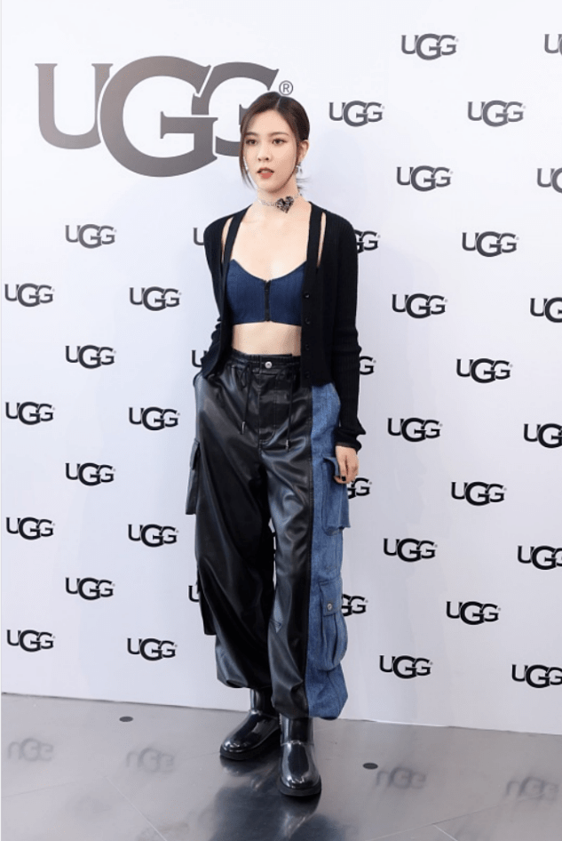 身材 宋妍霏不愧是女团出身，穿露腰装配工装裤，气场不输超模！