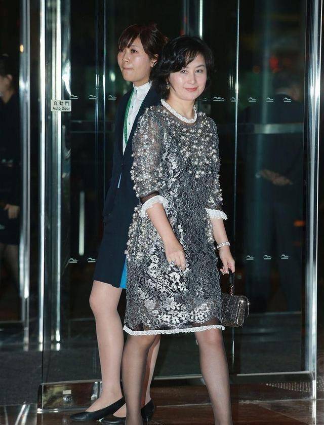首富 香港女首富何超琼，穿仙女蛋糕裙气场依旧强，与杨紫琼同框真养眼