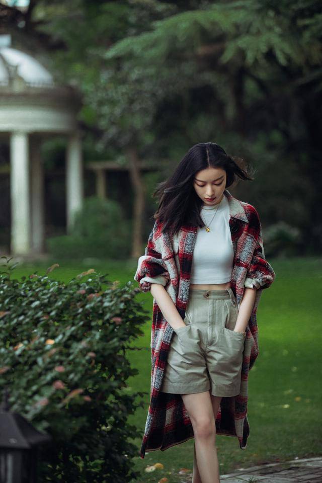 服装 倪妮真的“太狠了”，红色格纹外套穿出满屏时尚感，真是不服不行