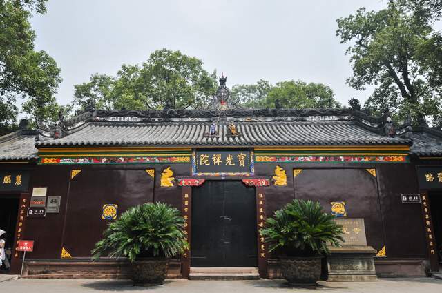 宝光寺：隐藏在树林间的寺庙，罗汉堂内有五百多尊罗汉，千姿百态