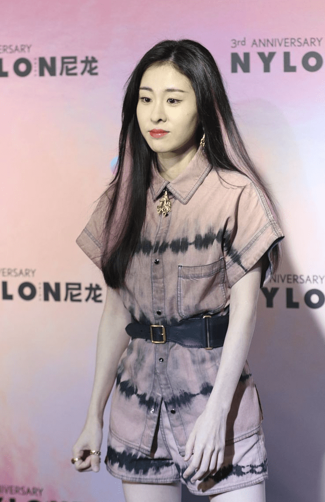 身材 张碧晨生了孩子之后身材还这么清瘦，休闲装挺时髦，长发好温柔