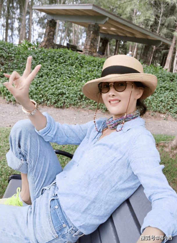 健美 “73年的牛莉”有健美身材任性穿,衬衫配牛仔裤,就穿出了国际范