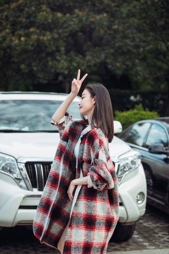 服装 倪妮真的“太狠了”，红色格纹外套穿出满屏时尚感，真是不服不行