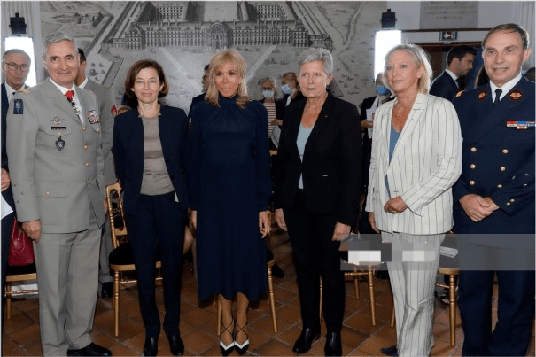 布丽 布丽吉特闪耀时装秀!穿蓝裙半扎马尾真少女,换了发型果然超好看