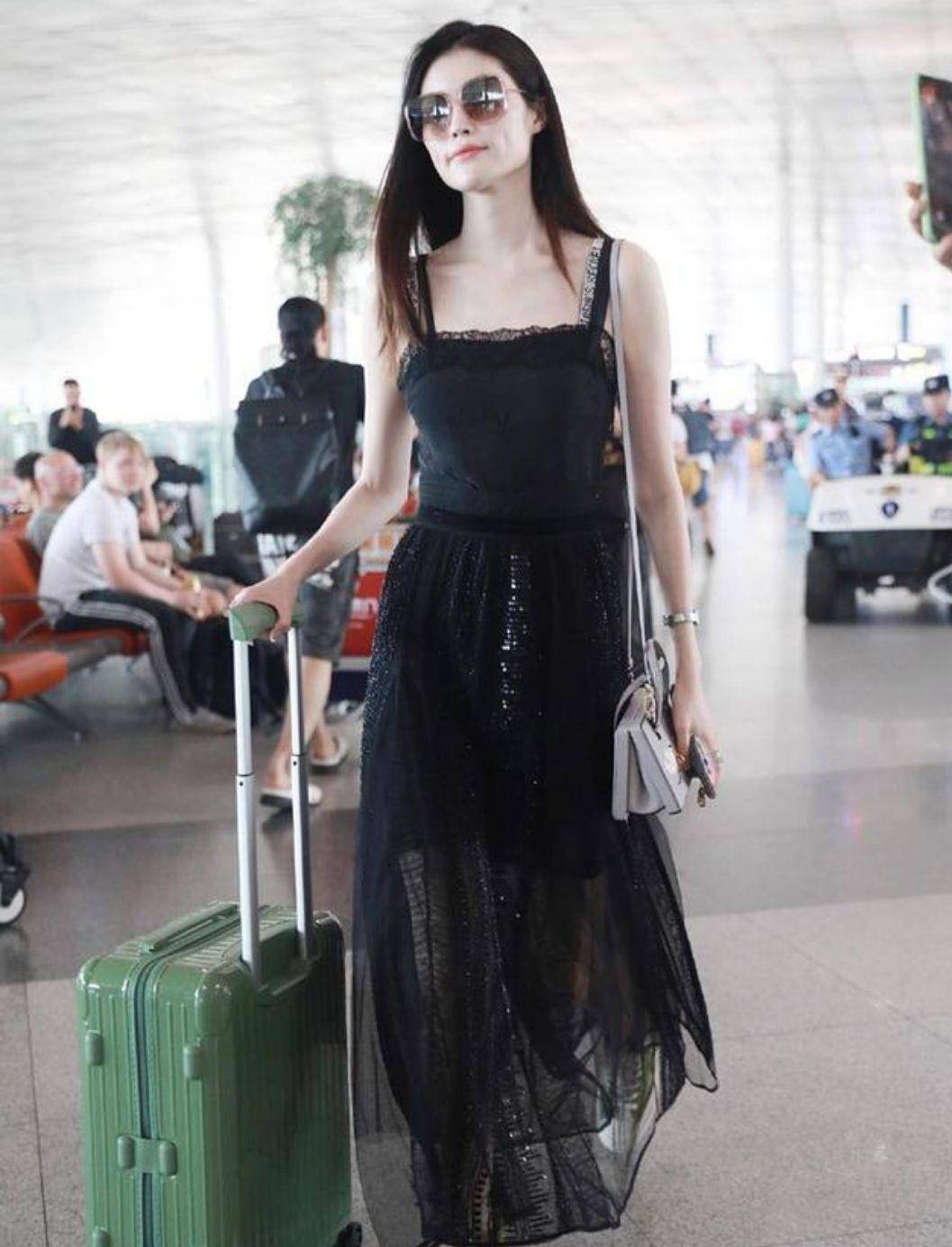 锁骨 何穗178身高太吸睛了,穿吊带裙瘦出了锁骨,体重和身高不成比例