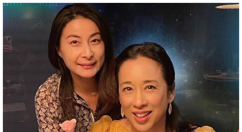 郭晶晶 郭晶晶晒合影为婆婆庆生，穿暗色衣裙低调陪伴，朱玲玲穿姜黄色纱