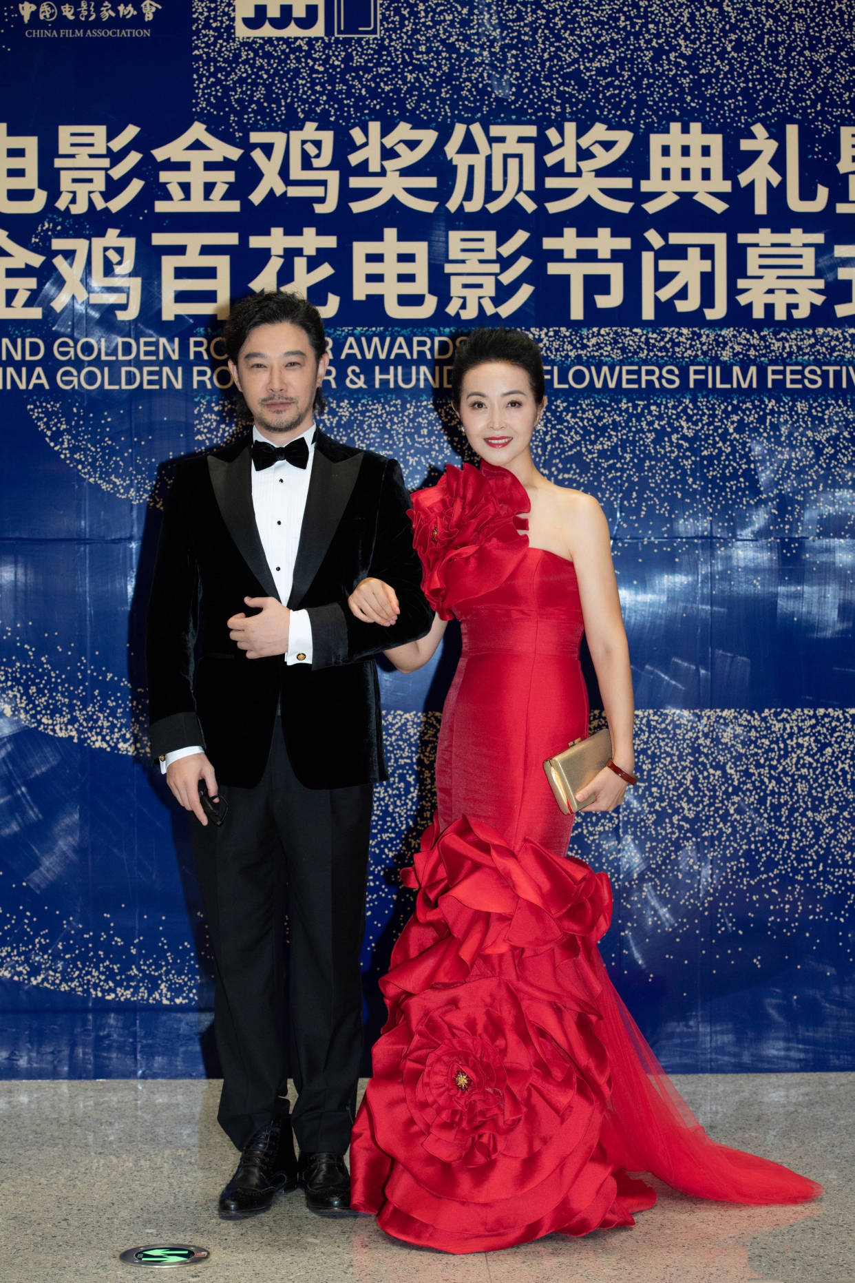 色调 方晓莉真不像是中年人,一袭牡丹抹胸裙明艳大方,身段婀娜气质佳