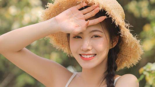 电脑新依美护肤：长期面对电脑？那该如何摆脱倦容和黄脸婆