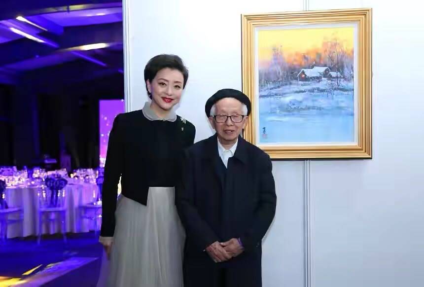 新潮 杨澜学小姑娘赶时髦，穿纱裙挑染蓝发新潮又减龄，气质却依然端庄