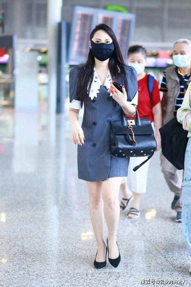 身材 伊能静越老越会穿，与儿子同框满满少女感，两人不像母子更像姐弟