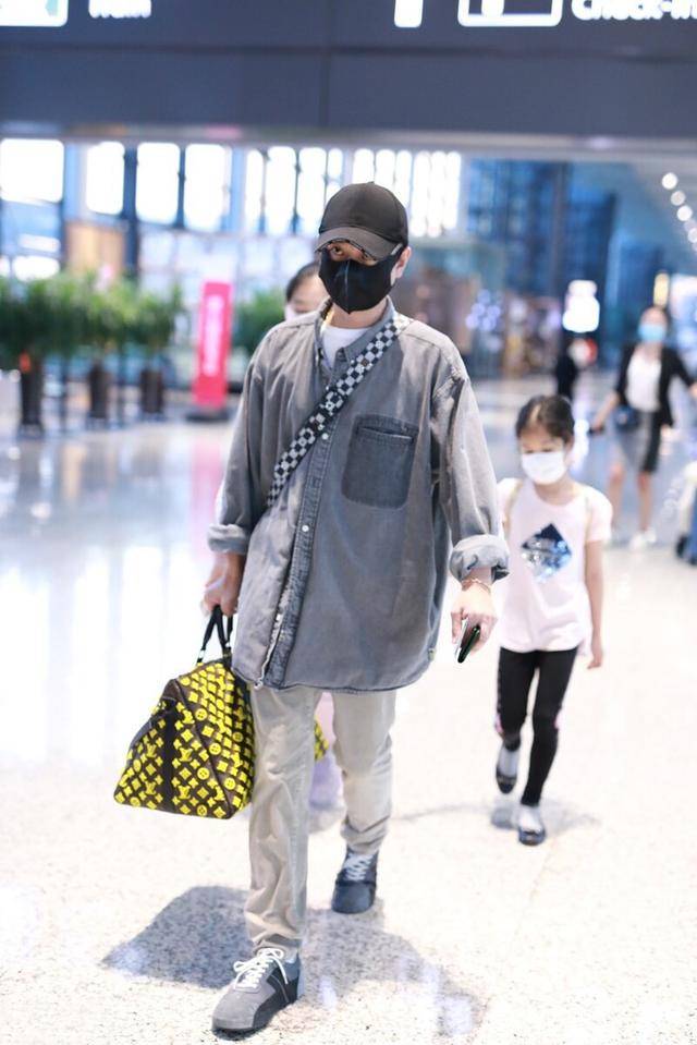 衣袖 文章带两个女儿现身,可惜马伊琍没露面,3万多的手提包真抢眼