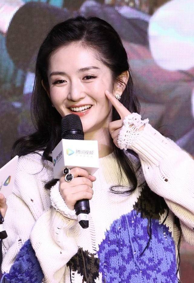 细节 谢娜扮嫩真是有一套，穿上针织的衣服，还玩撕裂风，还挺可爱的