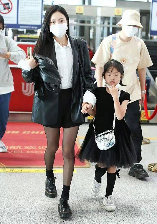 职业 包贝尔一家三口罕露面，娇妻职业装配黑丝太会了，女儿被嘴巴拖累