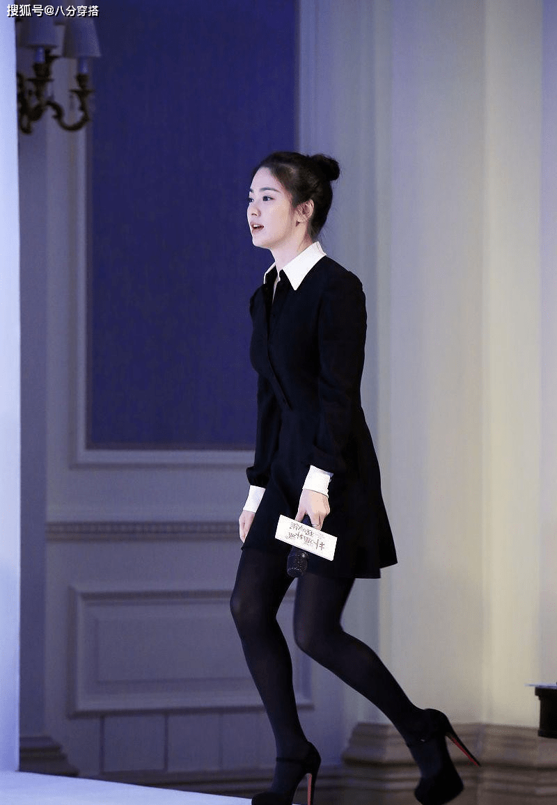 身材苗条 宋慧乔又美回颜值巅峰了，一袭黑色连衣裙低调成熟，优雅温柔
