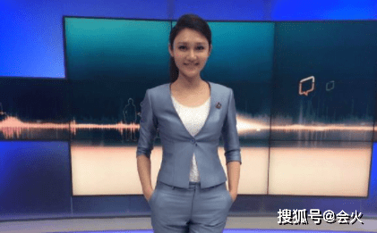 栏目央视天团同框热舞！康辉动作迟缓一脸尴尬，龙洋穿紧身裙秀小蛮腰