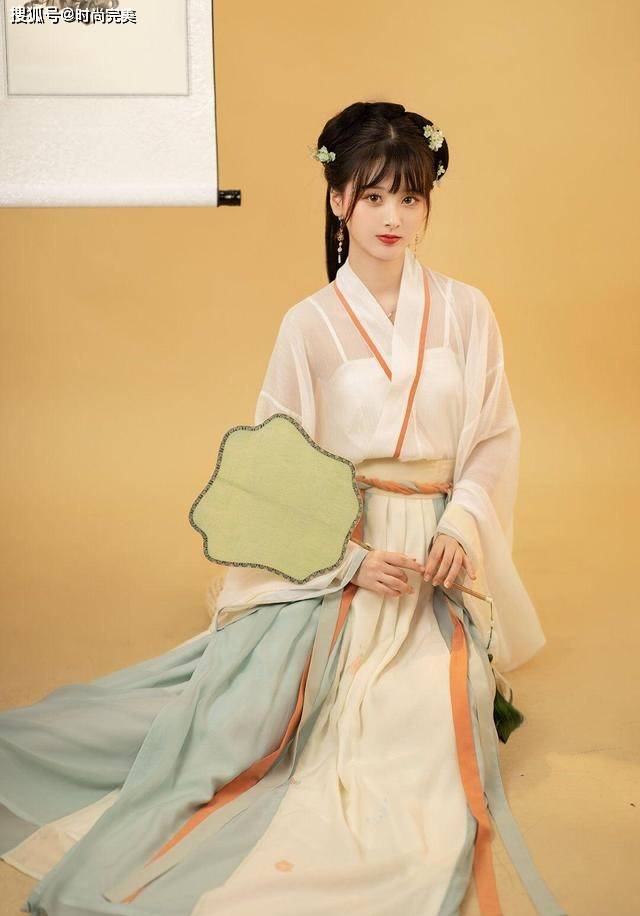 身材 最近火了一种穿搭叫“汉服+吊带”，优雅又性感，很高级