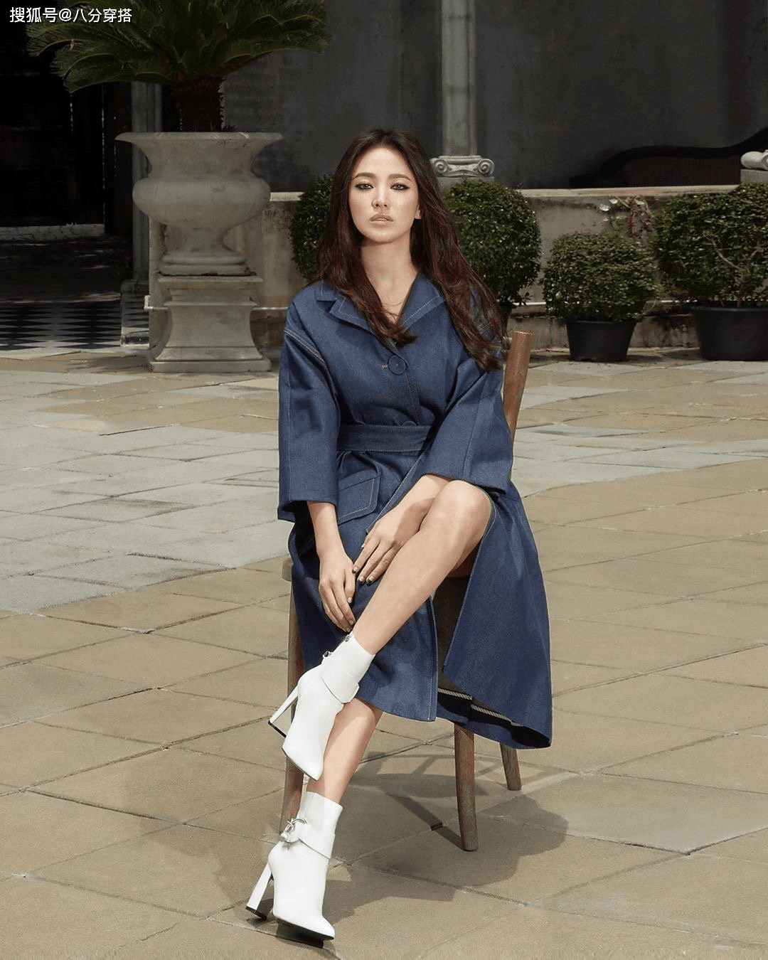 身材苗条 宋慧乔又美回颜值巅峰了，一袭黑色连衣裙低调成熟，优雅温柔