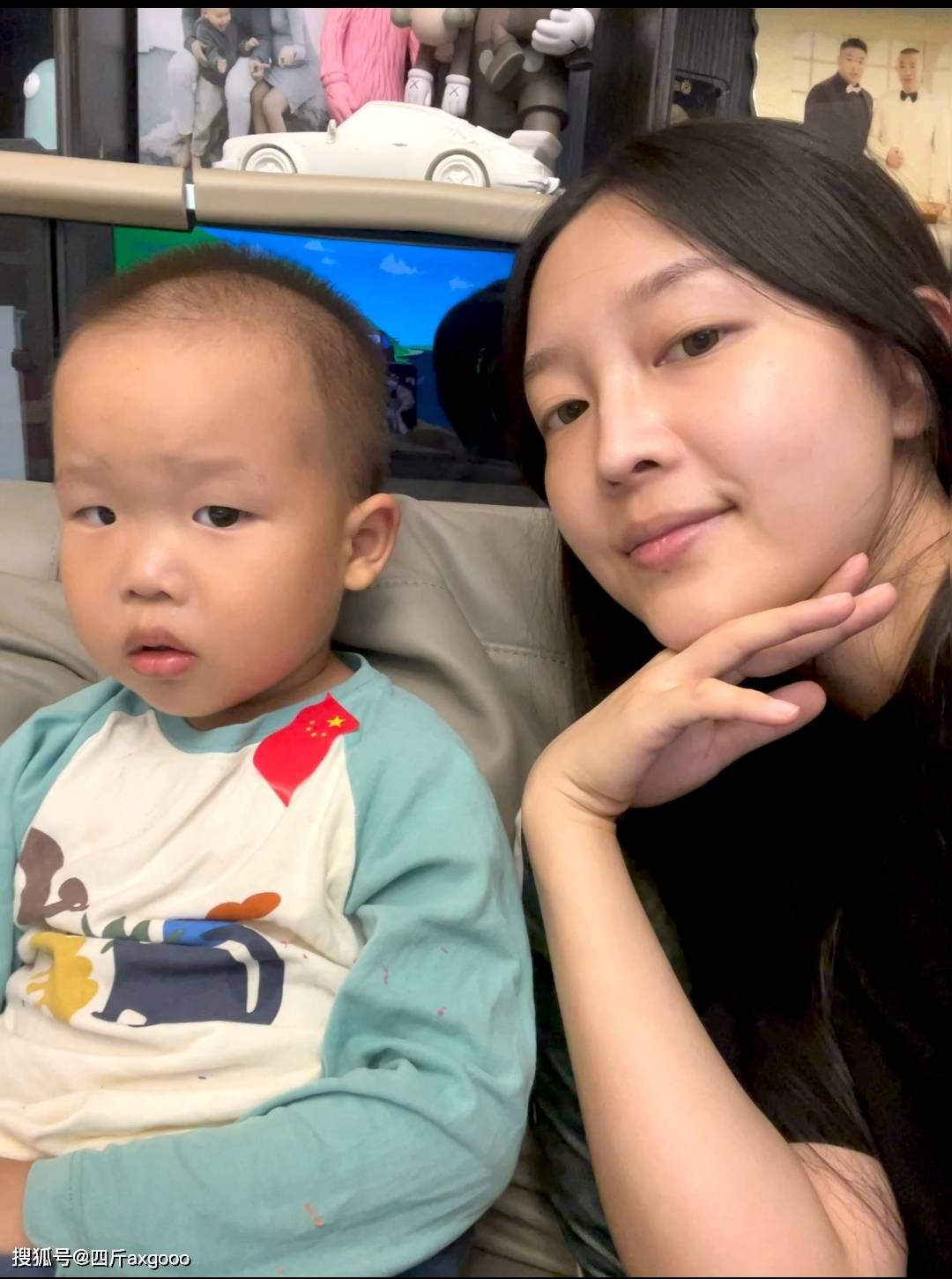 而胡郑昕对自己的素颜也相当自信,一只手拿手机自拍的时候,另一只手还