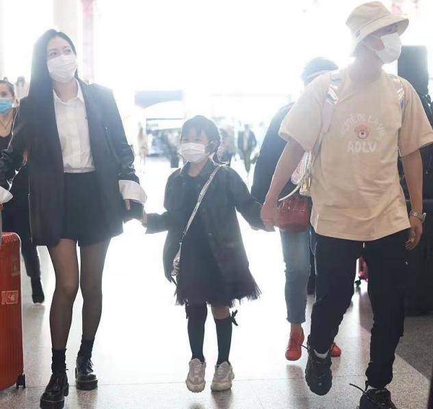 职业 包贝尔一家三口罕露面，娇妻职业装配黑丝太会了，女儿被嘴巴拖累