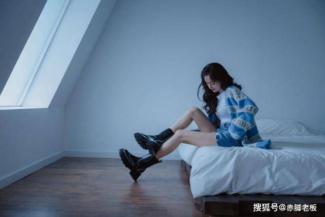 材质 杨幂状态真好，穿短裤+靴子秀长腿，看着仍像“小姑娘”
