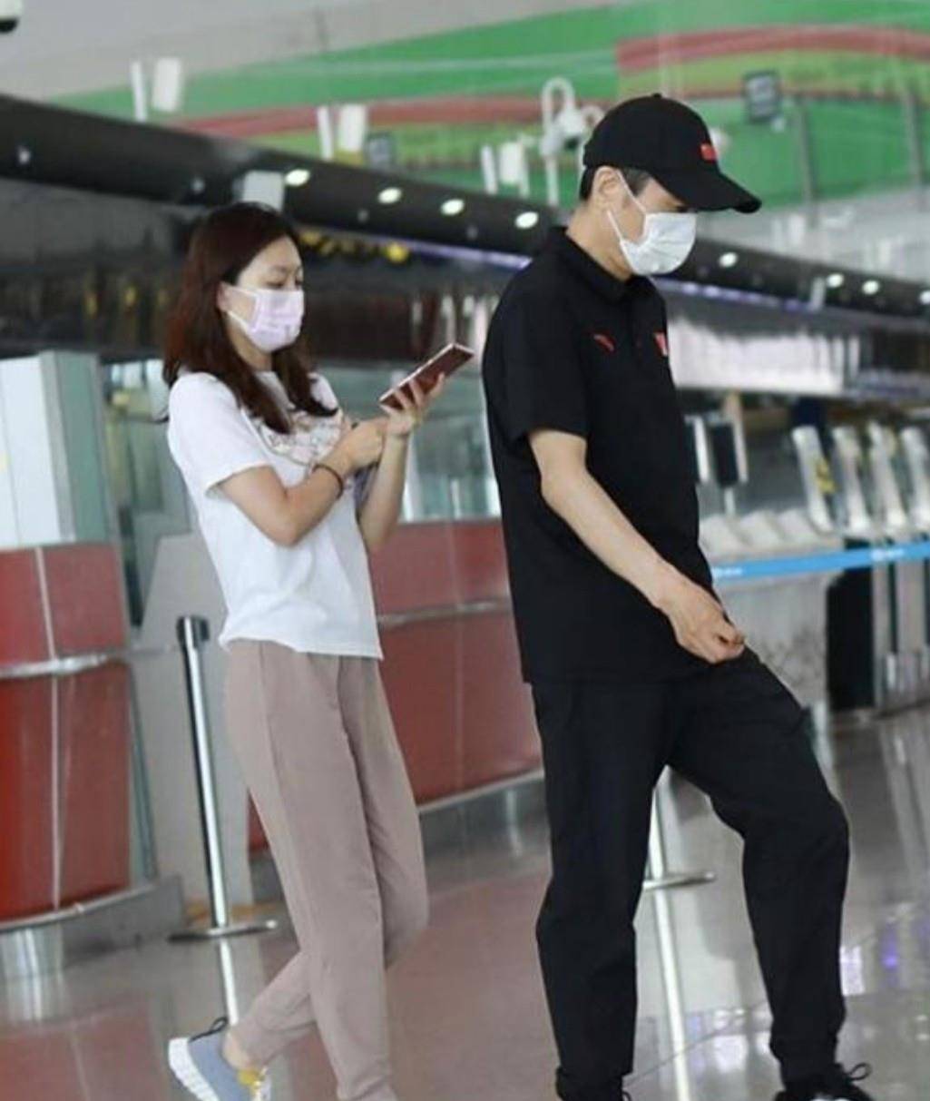 黑色 张艺谋携妻子现身机场，穿老爹鞋一身潮流打扮，仿佛年轻了二十年