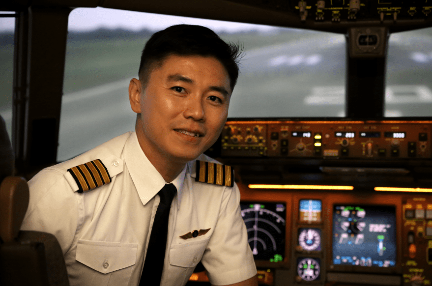 当机长说完这句话,我立刻被暖到了.机长:国之繁荣,盛世鼎力.