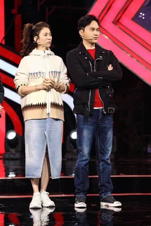 高手 袁咏仪才是“扮嫩高手”，牛仔服配阔腿裤，看似简单却难掩高级感