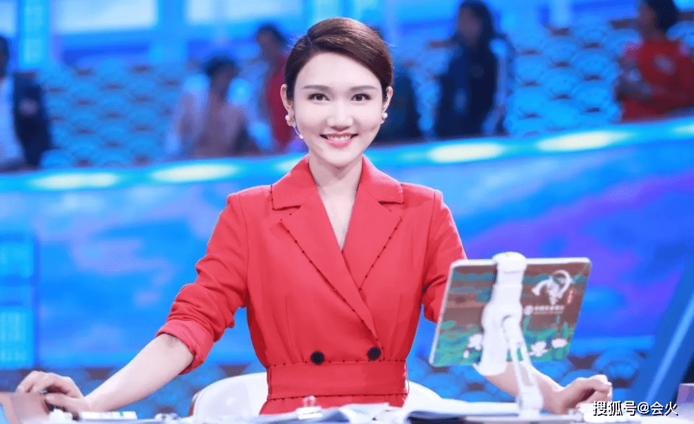 栏目央视天团同框热舞！康辉动作迟缓一脸尴尬，龙洋穿紧身裙秀小蛮腰