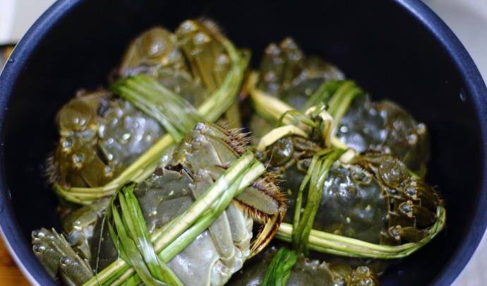 电饭煲|这个季节的大闸蟹最肥美，这样做不流黄没腥味，好吃到口水直流！