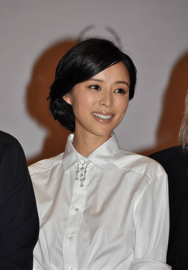 黑色 张静初气质太好了，穿白衬衫都十分优雅，淡妆也掩不住女人味