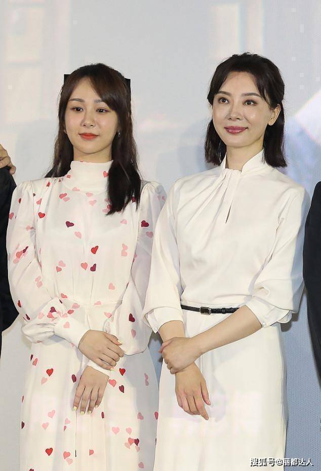 杨紫太 杨紫太有少女感，穿裙子都要带“爱心”，但陈数气质真强，也不输