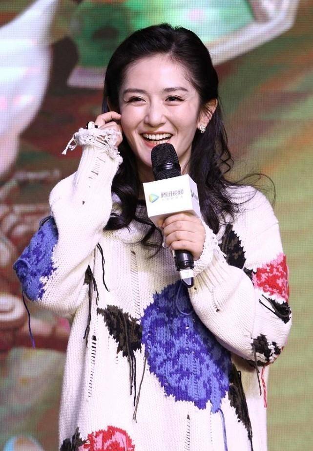 细节 谢娜扮嫩真是有一套，穿上针织的衣服，还玩撕裂风，还挺可爱的