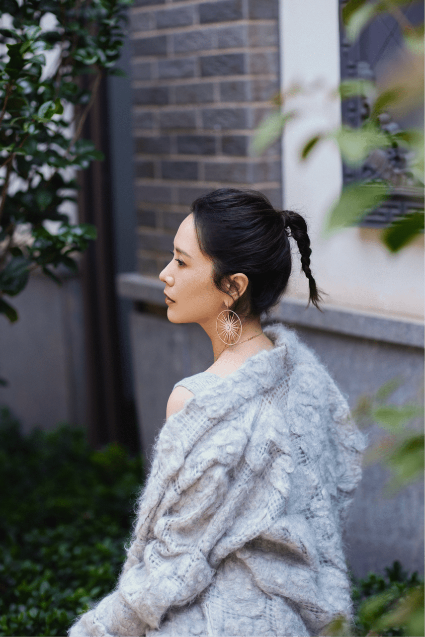 looks 海清气质感绝了！穿一件毛衣外套搭配半身裙高级优雅，可咸可甜