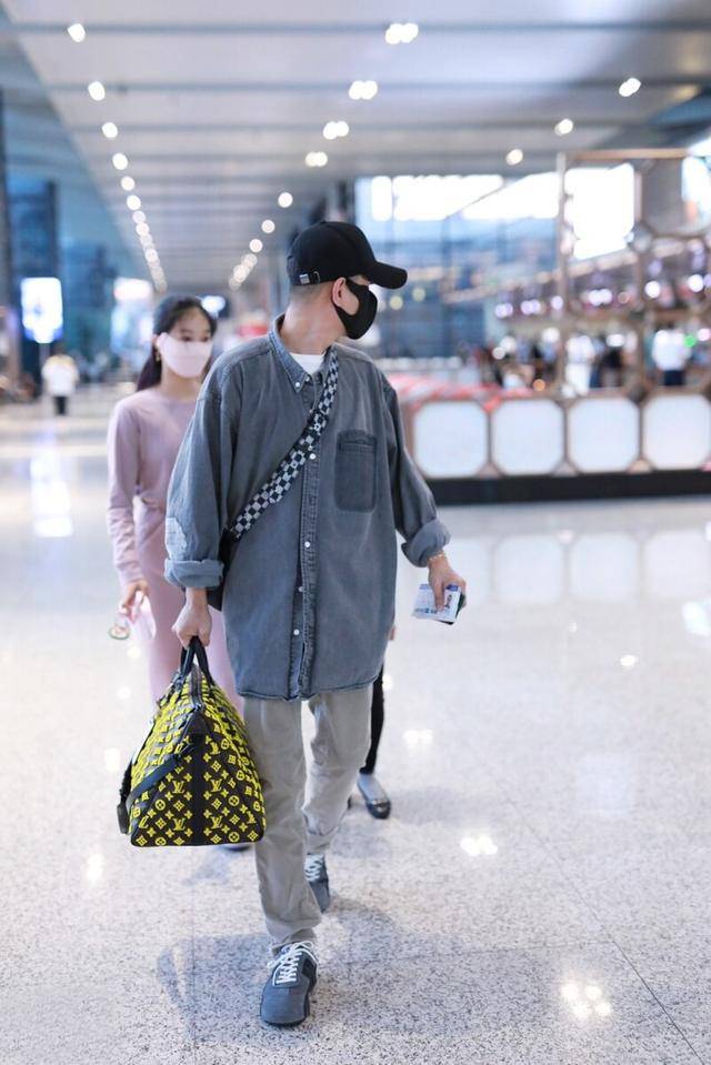 衣袖 文章带两个女儿现身，可惜马伊琍没露面，3万多的手提包真抢眼