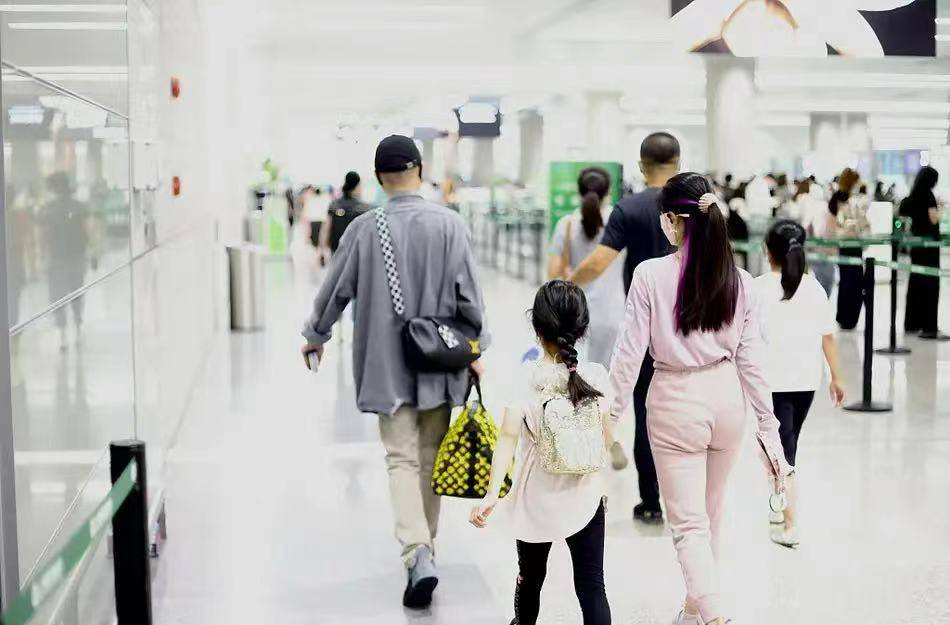 父女 文章父女仨走机场！提6万包装冷酷，长女裤子提到腰勒屁股太尴尬