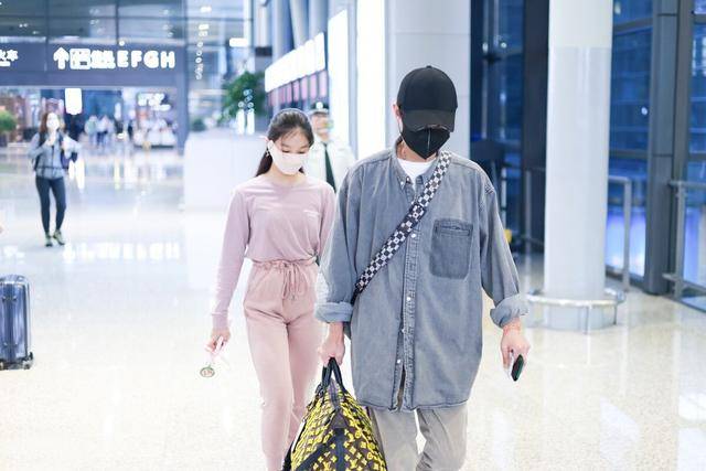 衣袖 文章带两个女儿现身,可惜马伊琍没露面,3万多的手提包真抢眼