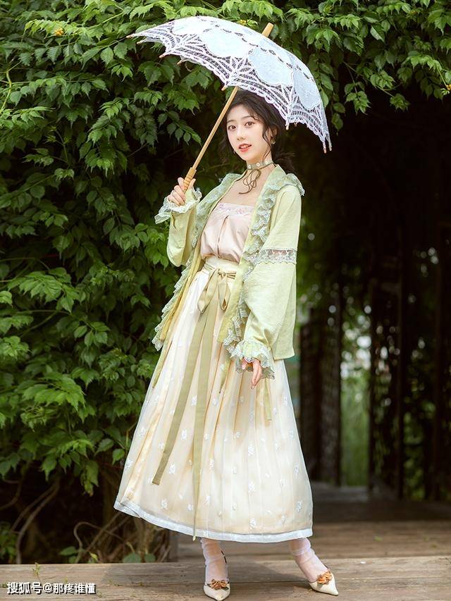 设计 被汉服“百迭裙”折服了，优雅端庄又大气，实在是够抢眼！