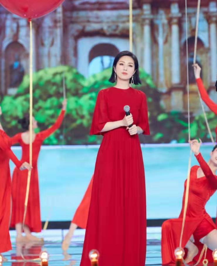 高定 央视国庆晚会群星闪耀！刘嘉玲穿国产高定，刘涛戴30万元珠宝吸睛