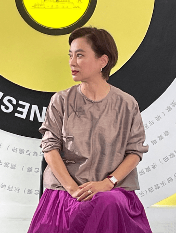 中老年 明显能感觉到李玲玉老了，可穿“婆婆衫”还挺优雅，配短发真精致