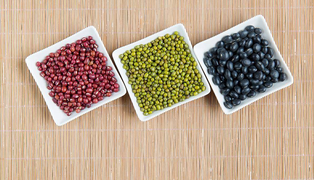 大便,断为蛔虫性肠梗阻,嘱服香油一小杯,半日痛渐缓渐止,随用哌嗪糖浆