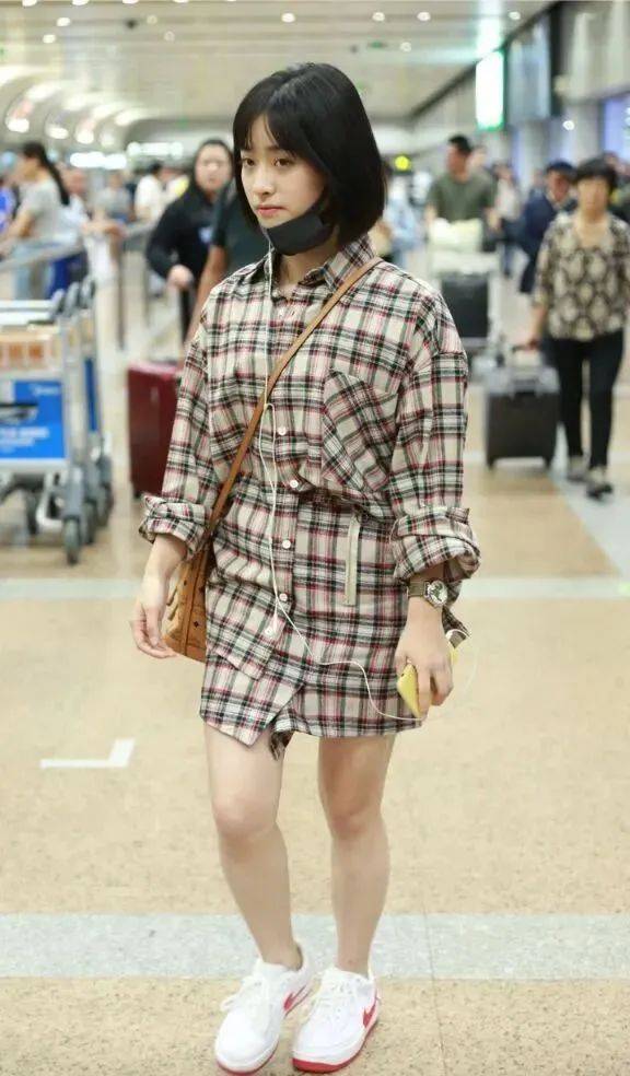 刘亦菲人美就乱来？驴蹄鞋、豹纹裤、彩虹裤袜，这些女星的衣品让人沉默