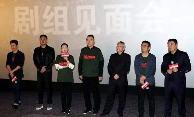 大气 陈红复出为陈凯歌站台，穿衣暴露60岁审美，涂死亡芭比粉更要命