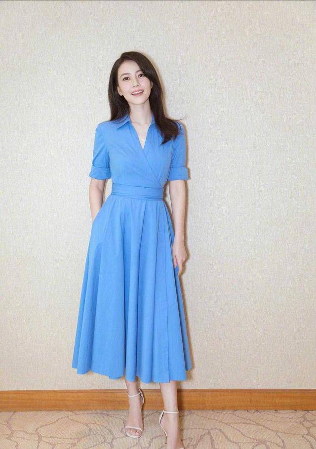 蓝色 郭蔼明衣服品味在线，穿衬衫连衣裙出席活动，优雅大气又减龄