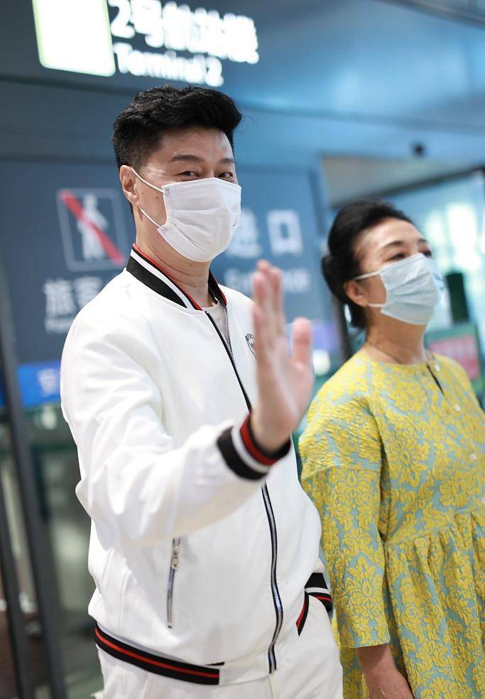 亮裙 范冰冰父母国庆合体露面,66岁老母穿亮裙获粉丝接机,比女儿大牌