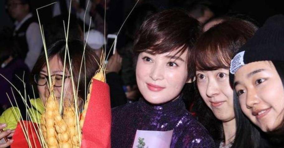 一身 蒋勤勤穿一身紫色亮相，个人形象也太俗气了，根本不像明星品位