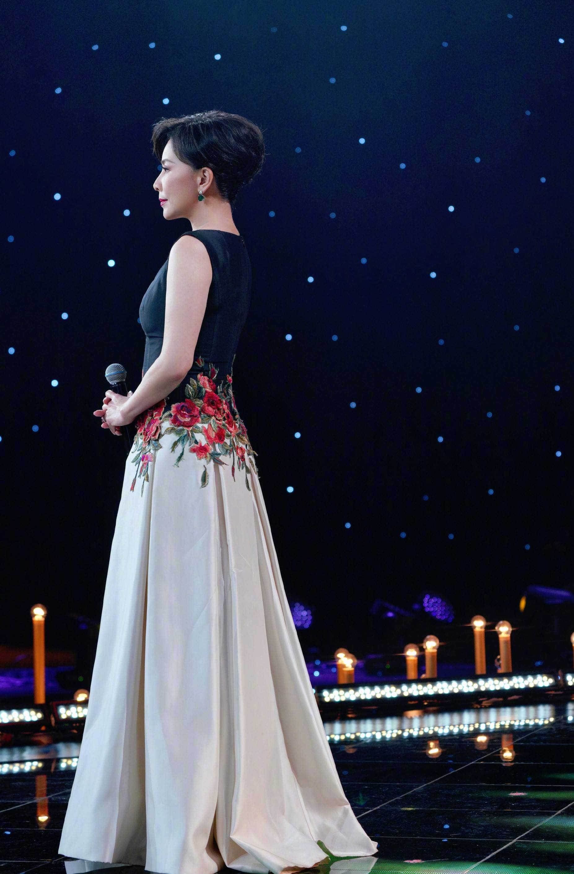 国庆 刘嘉玲闪耀国庆晚会，一袭刺绣礼服出自大师郭培之手，高级优雅